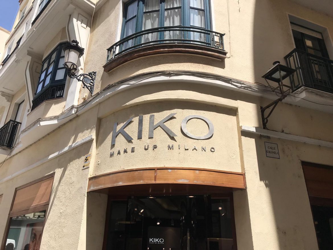 Montaje y desmontaje de letras corpóreas para Kiko