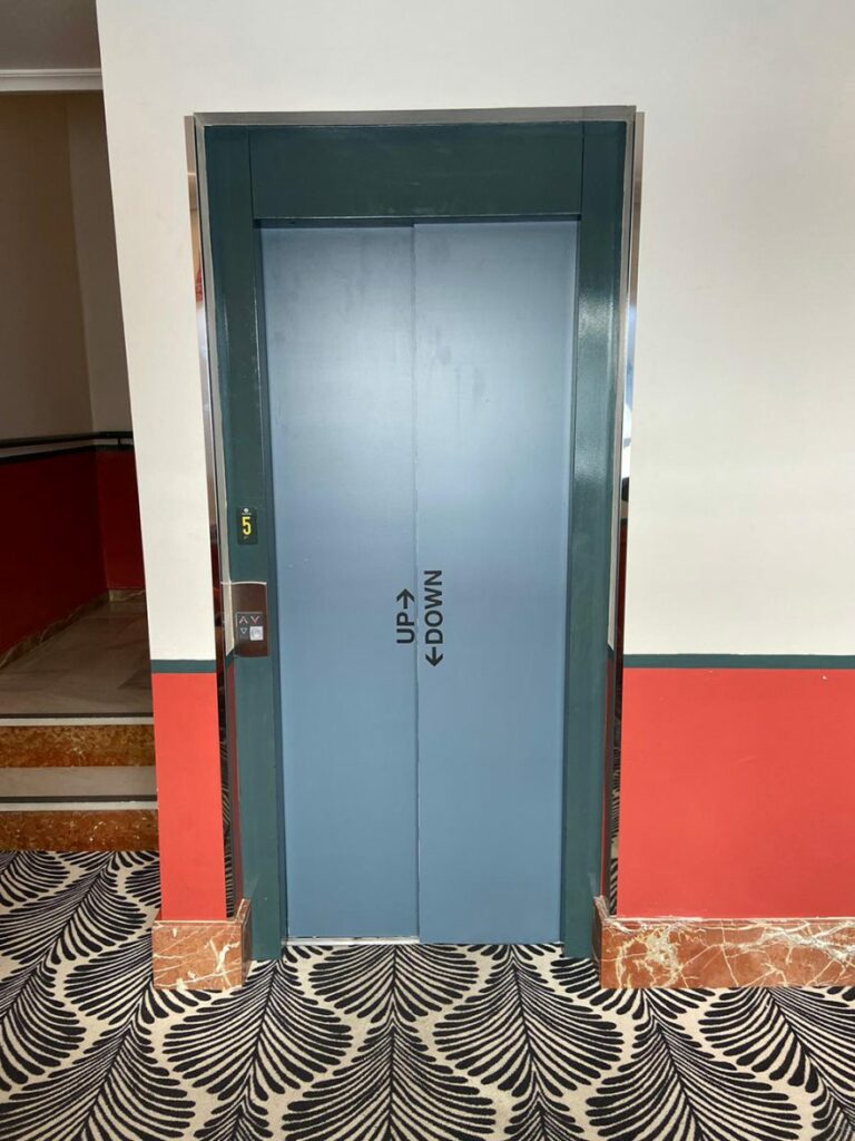 Rotulación de ascensores para el Hotel Petite Palace de Triana